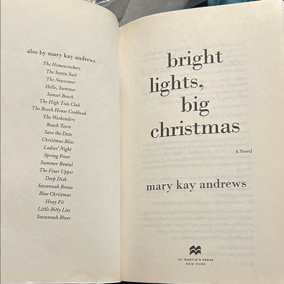 'Bright Lights, Big Christmas' Novel - hardback Cover. By Mary kay Andrews. 24$ - Picture 5 of 6